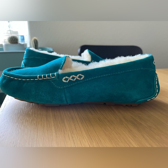 Ugg slippers size 7 - Picture 14 of 15